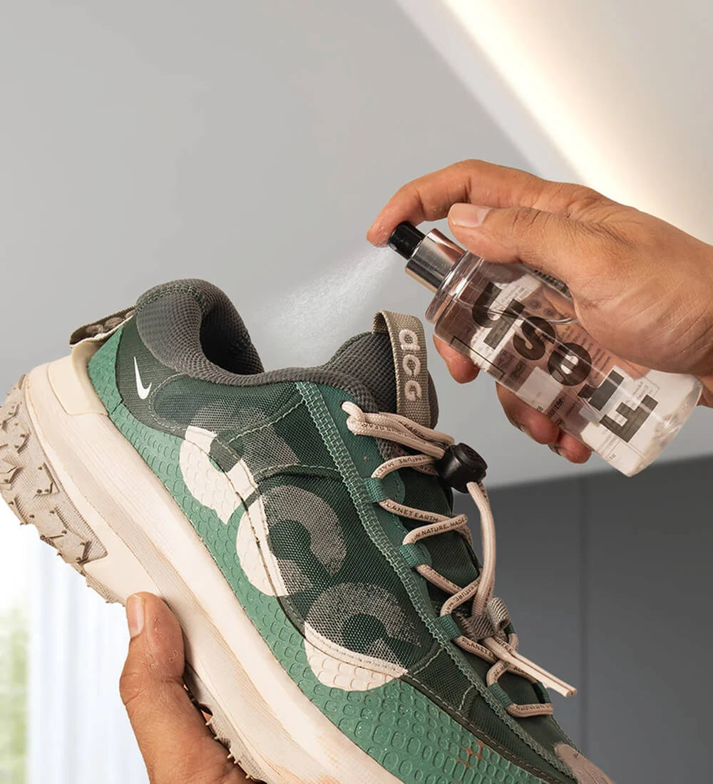 Using SHOEGR Fresh to deodorize shoes